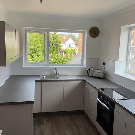 Large 2-Bedroom Maisonette With Free Parking Туикънам Екстериор снимка